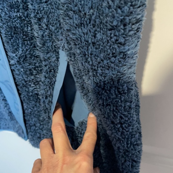 NEVERWORN. Woman’s soft blue button up vest. - Picture 6 of 11